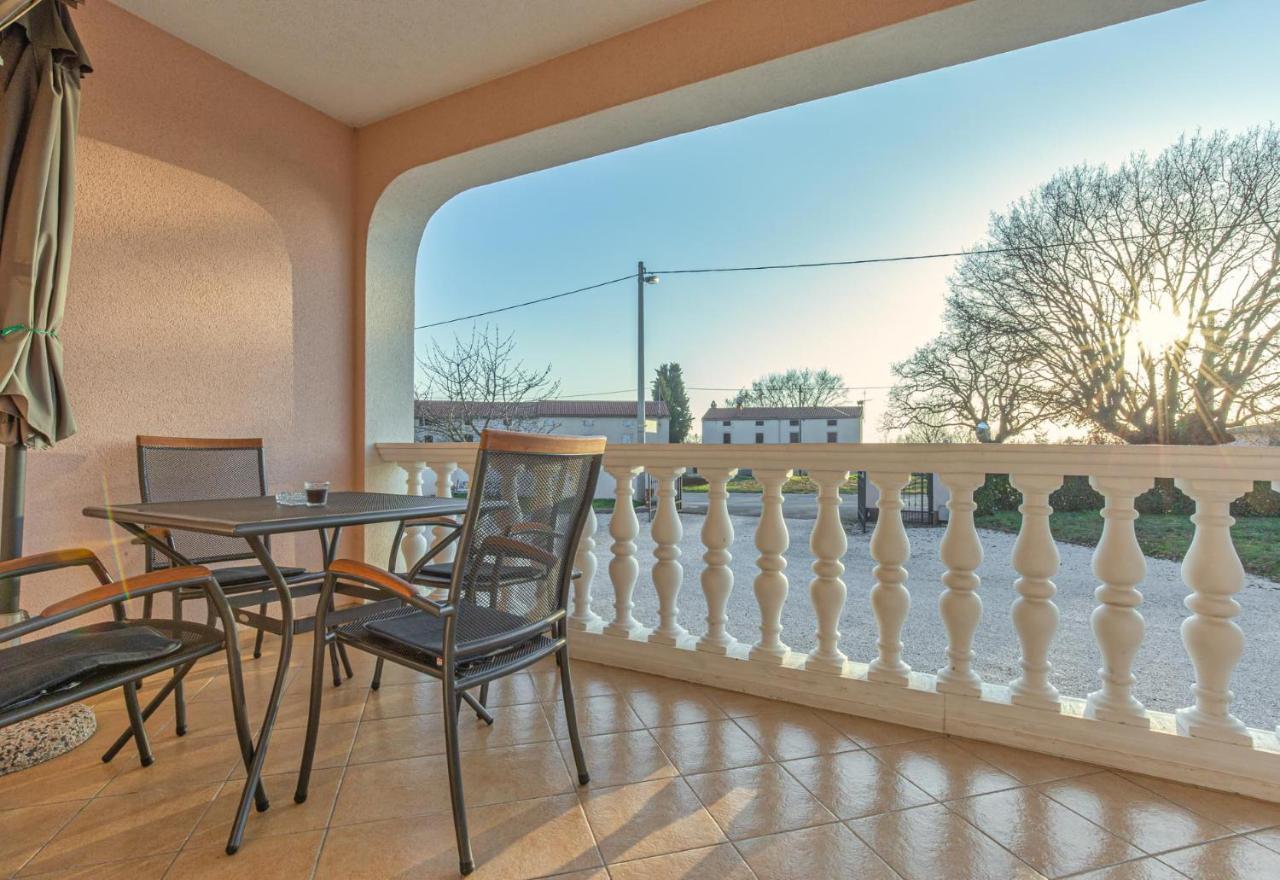 Koraca B4 Apartment Kirmenjak Bagian luar foto